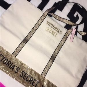 😍New PINK 2018 holiday tote bag✨